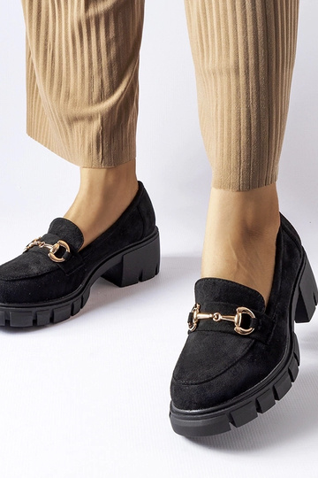 Čierne topánky na vysokom...