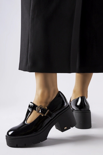 Čierne lakované poltopánky... 2