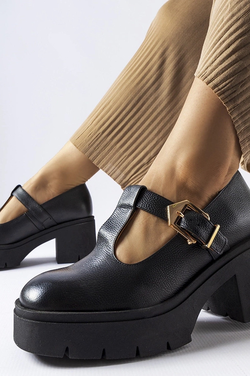 Čierne kožené poltopánky, Karino