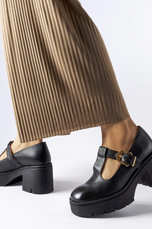 Čierne kožené poltopánky, Karino