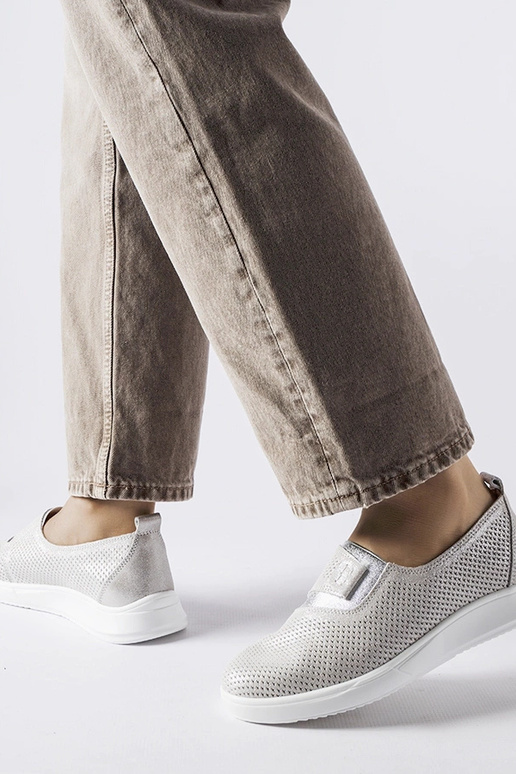 Strieborné dierované kožené tenisky...