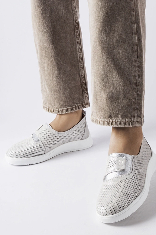 Strieborné dierované kožené tenisky...