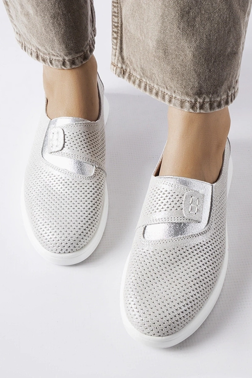 Strieborné dierované kožené tenisky...