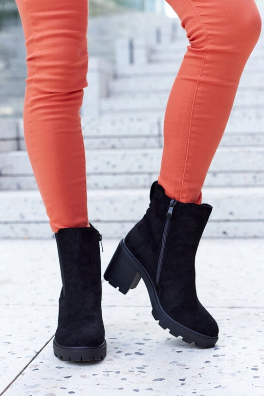 Čierne izolované umelohmotné semišové...