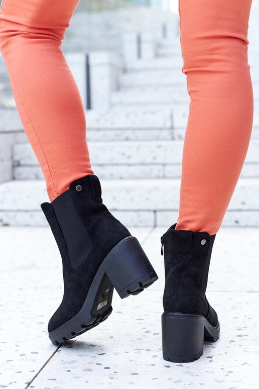 Čierne izolované umelohmotné semišové...