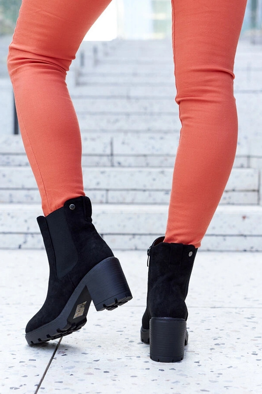 Čierne izolované umelohmotné semišové...