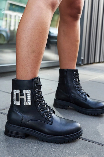 Čierna taštička s ozdobnými...