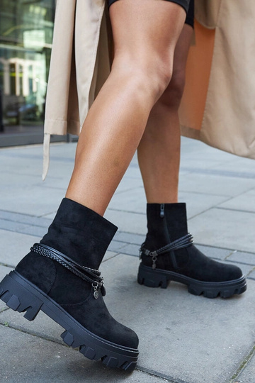 Čierne čižmy s dekoratívnym...