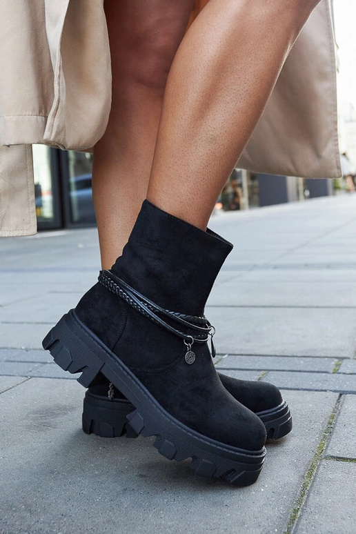 Čierne čižmy s dekoratívnym náramkom,...