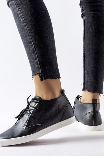 Čierne členkové čižmy...