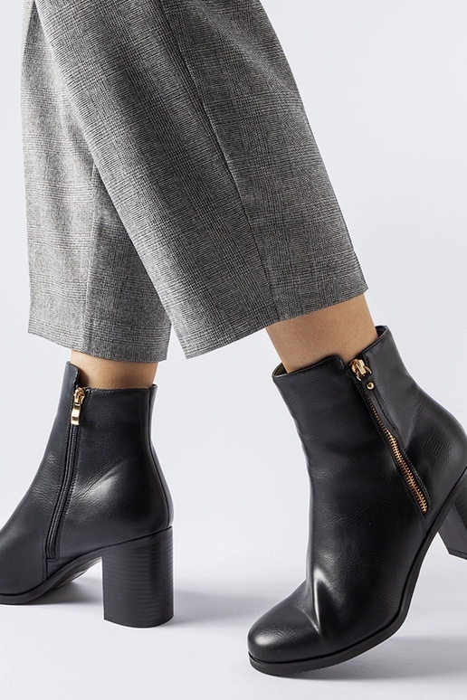 Čierne zateplené klasické členkové...