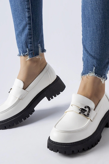 Čiernobiele mokasíny...