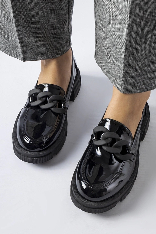 čierne lakované mokasíny s reťazou...