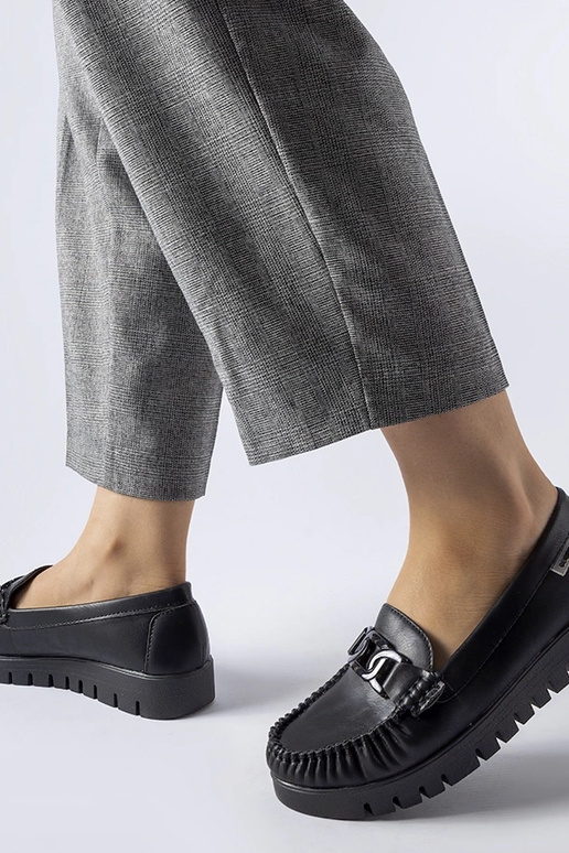 Čierne mokasíny s prackou na klinovom...