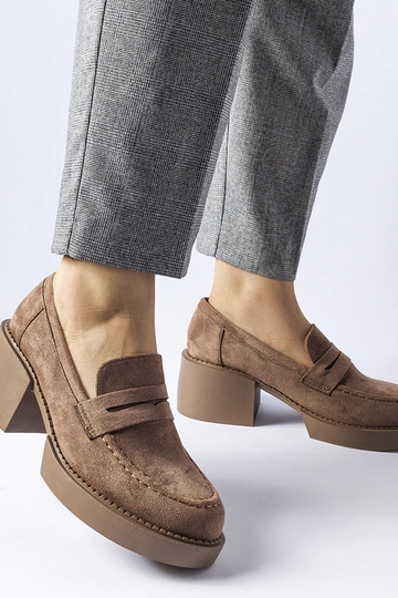 Hnedé mokasíny na bloku...