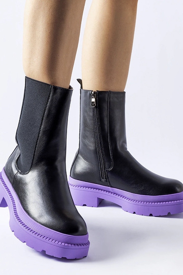 Čierne čižmy na fialovej...
