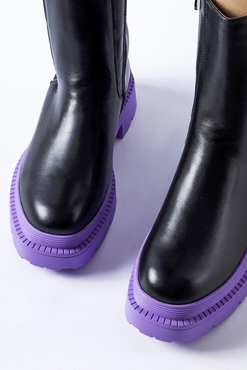 Čierne čižmy na fialovej... 2