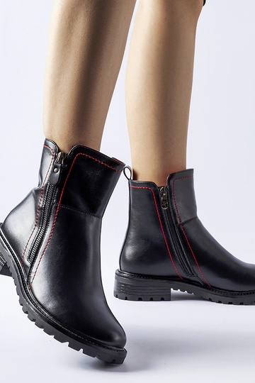 Čierne čižmy s ozdobnou...