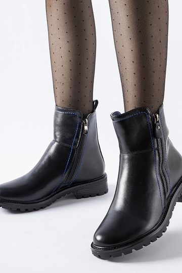 Čierne botky s ozdobnou...