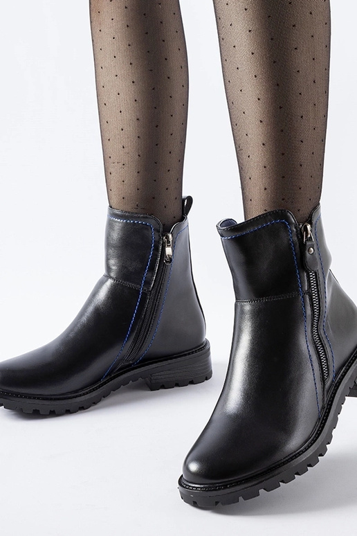 Čierne botky s ozdobnou modrou niťou...