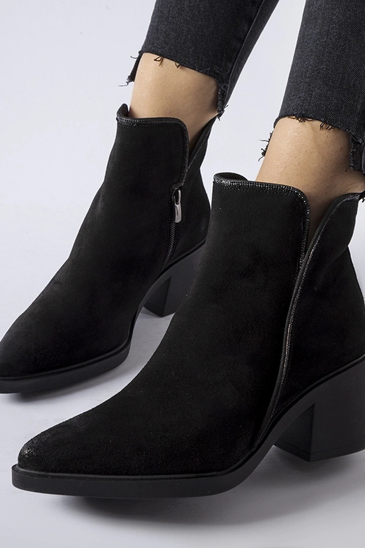 Čierne zamszové botky na podpätku Karino