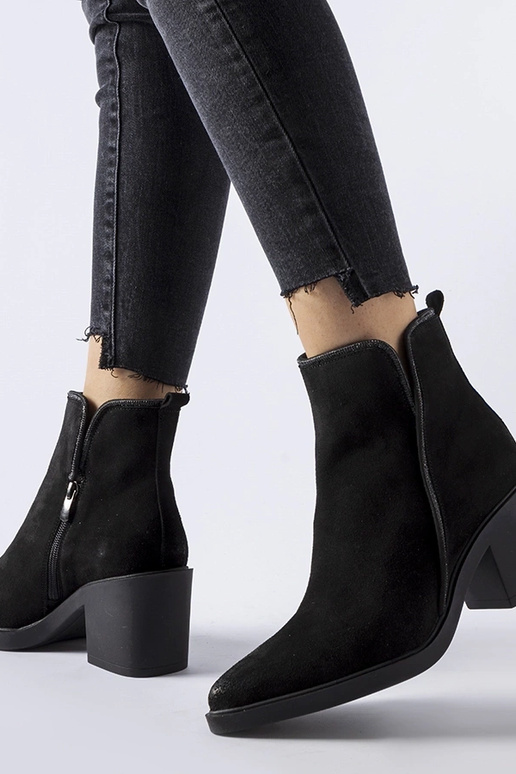 Čierne zamszové botky na podpätku Karino