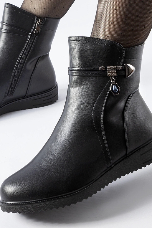 Čierne zateplené botky s ozdobným...