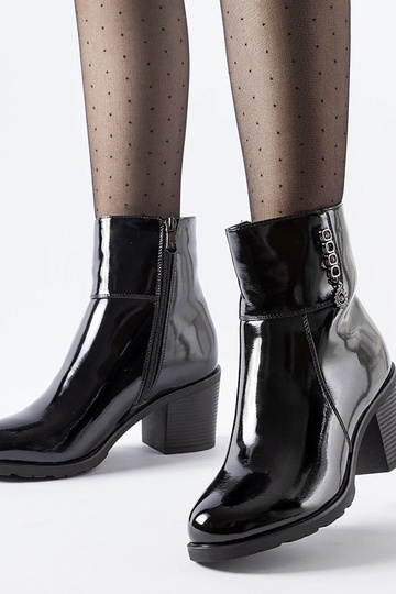 Čierne lakované čižmy na...