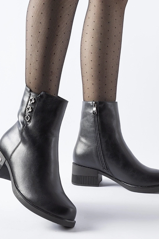 Čierne zateplené botky s kryštálmi...