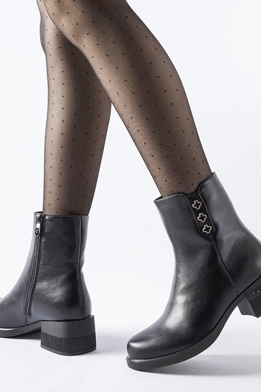 Čierne zateplené botky s kryštálmi...