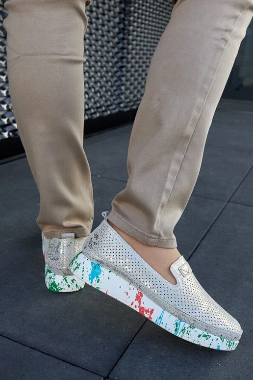 Béžové poltopánky na farebnej... Béžové poltopánky na farebnej...