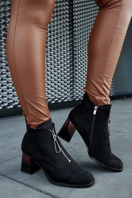 Čierne lakované členkové čižmy značky...