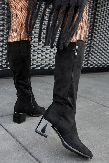 Čierne čižmy na lakovanom...