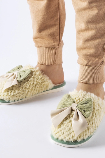 Zelené papuče s elegantnými...