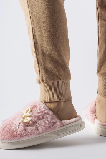 Ružové papuče s ozdobnou...