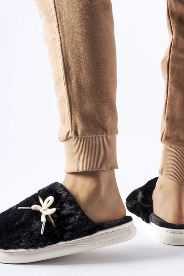 Čierne papuče s ozdobnou...