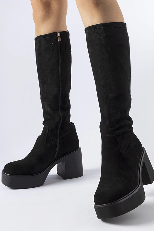 Čierne zateplené čižmy na blokovom...