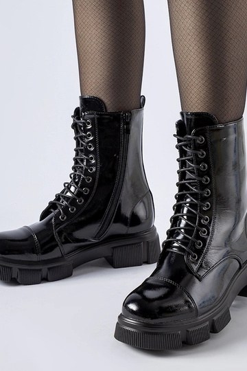 Čierne zateplené lakované...