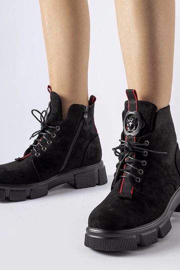 Čierne čižmy zdobené...