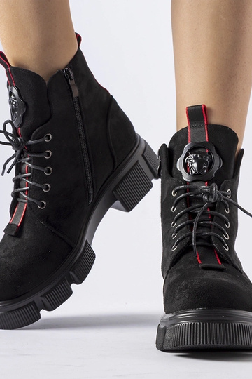 Čierne čižmy zdobené... 2