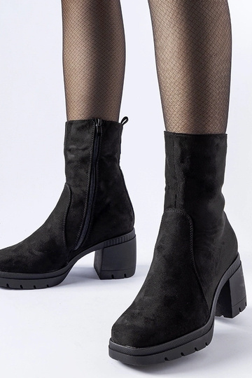 Čierne čižmy na stĺpiku z...