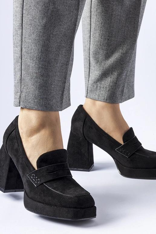 Čierne lodičky na vysokom podpätku... Čierne lodičky na vysokom podpätku...