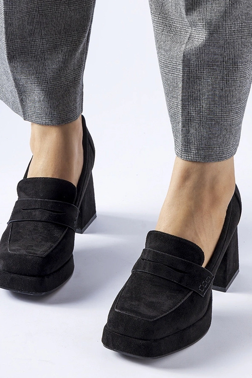 Čierne lodičky na vysokom podpätku... Čierne lodičky na vysokom podpätku...