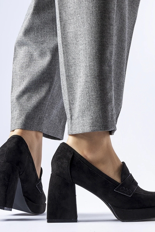 Čierne lodičky na vysokom podpätku... Čierne lodičky na vysokom podpätku...