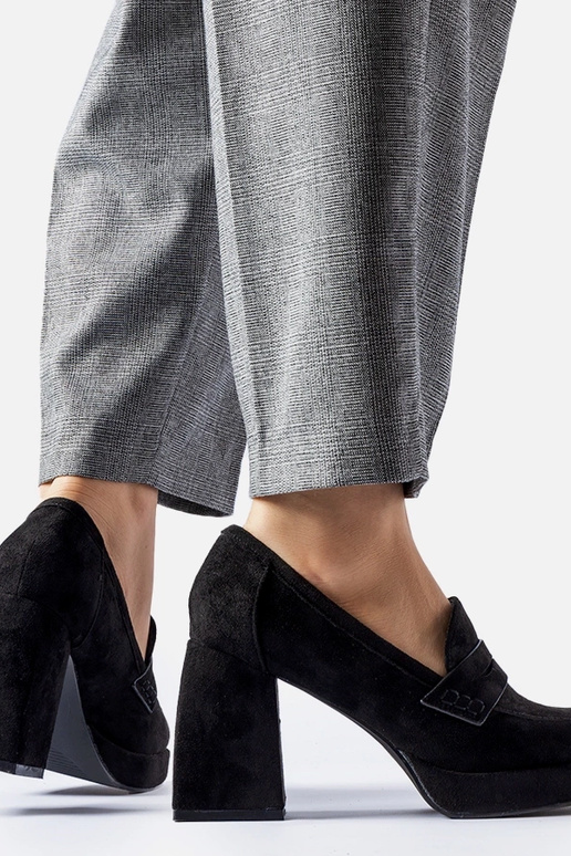 Čierne lodičky na vysokom podpätku... Čierne lodičky na vysokom podpätku...