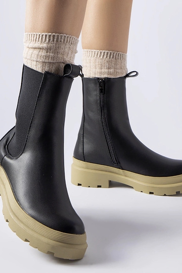 Čierne členkové čižmy...