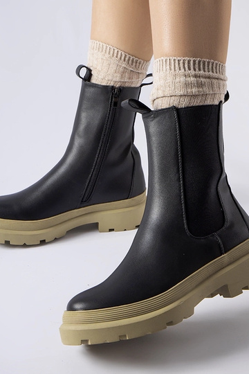 Čierne členkové čižmy... 2