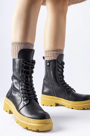 Čierne trapery na žltej...