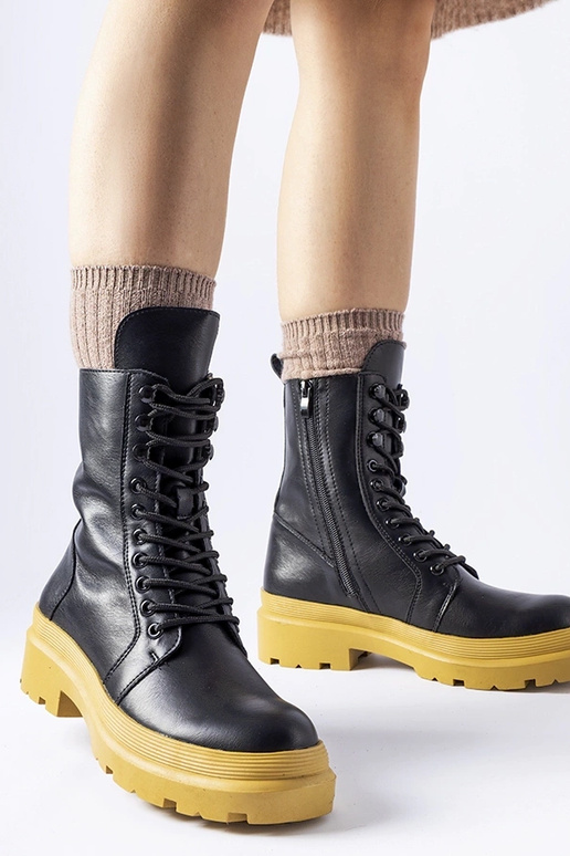 Čierne trapery na žltej podrážke Quennie