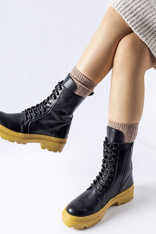 Čierne trapery na žltej podrážke Quennie